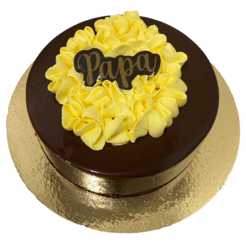 goudkarton met chocoladetaart en gel, gespoten decoratie vanboven en een chocolade "papa" spreuk erop
