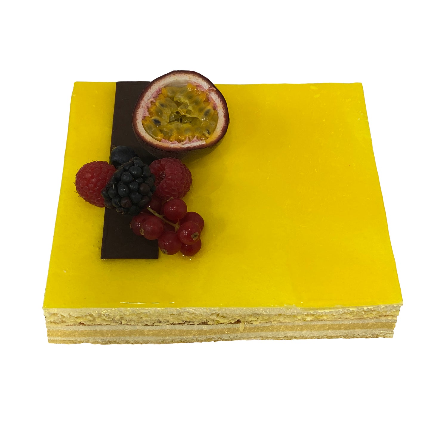 taart opgebouwd uit lagen jocondebiscuit, cremeux van passievrucht, banaaan, mango en limoen en mousse van cheesecake en gele glaçage. Le Comptoir de Louize Geraardsbergen