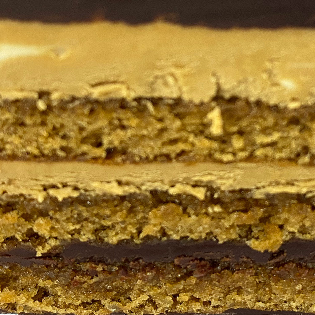 galaagde opbouw caffe royal met jocondebiscuit, koffie en chocoladeganache. Le Comptoir de Louize Geraardsbergen